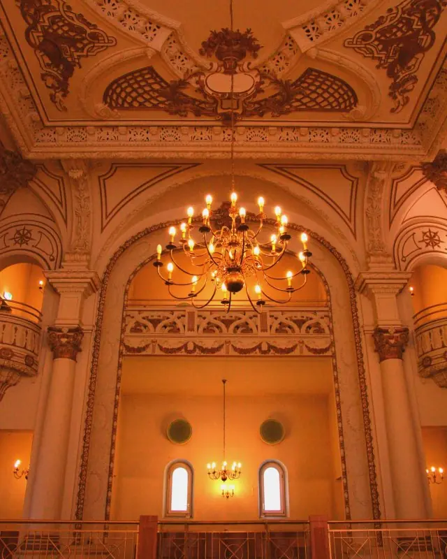 Kronleuchter und Stuckdecke im Saal der Joachimsthaler Synagoge
